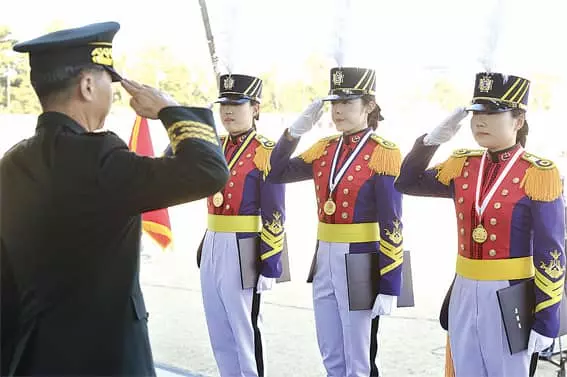 <사진>'여풍 당당' 한국 육사 졸업...1~3등 모두 여생도