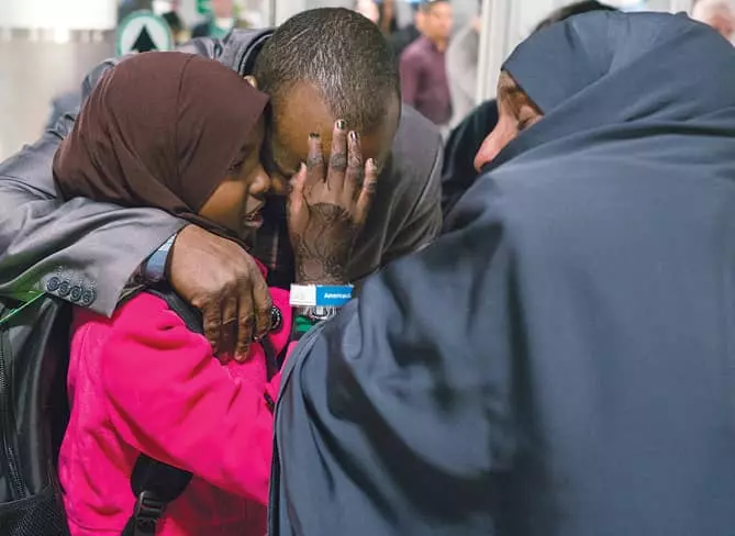 <사진>  소말리아 가족, 눈물의 상봉