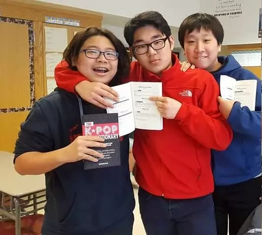 <사진>'K-팝 사전' 한국학교에 배포