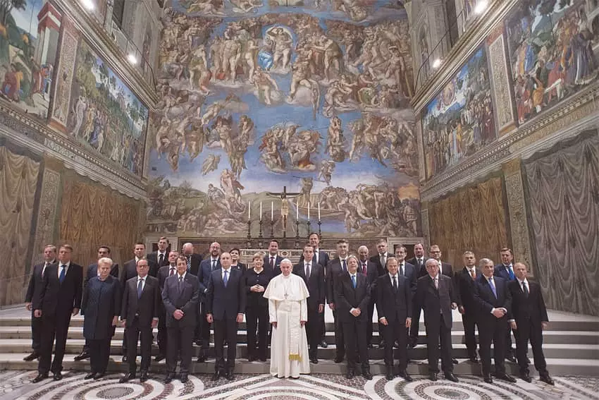 <사진>  ‘최후의 심판’벽화 앞 교황과 EU 정상들