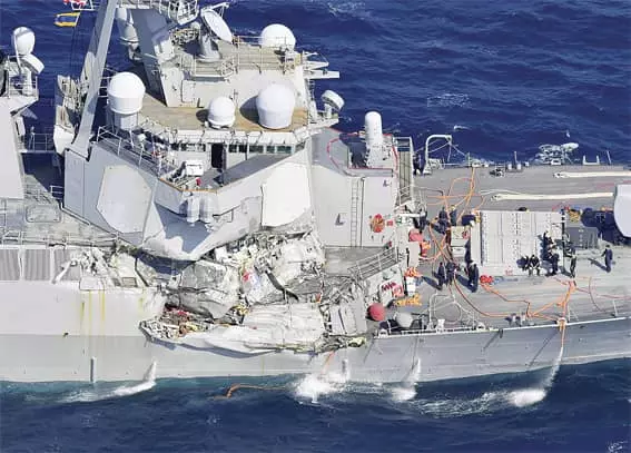 <사진>미 해군 구축함 충돌…7명 실종
