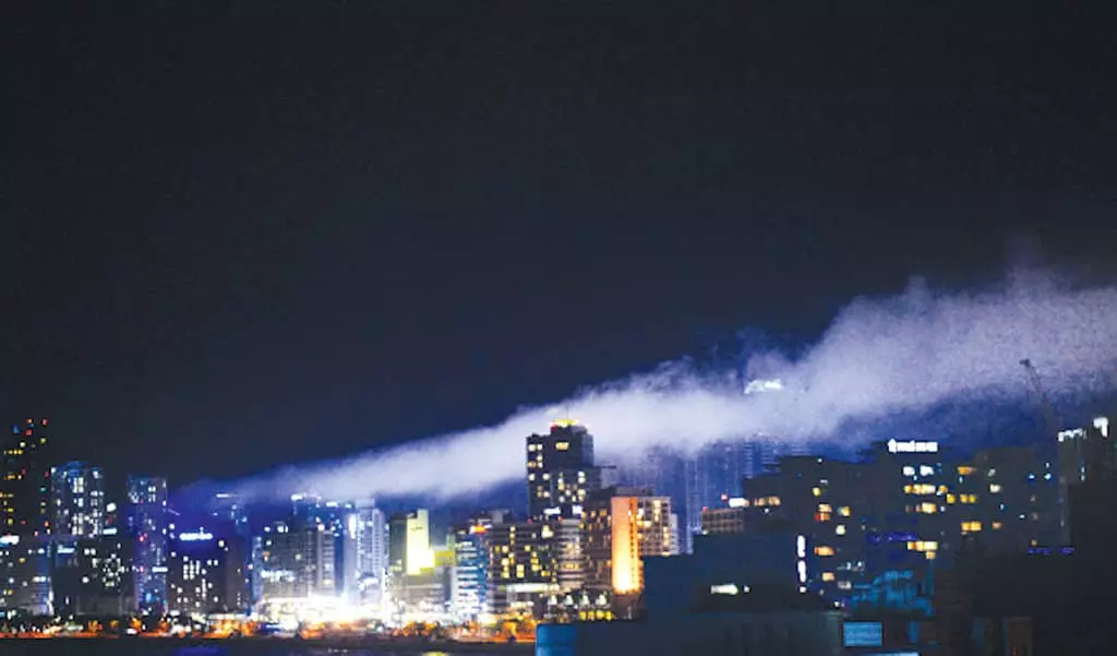 구름·야경이  빚어낸 앙상블 ‘몽환의 도시’