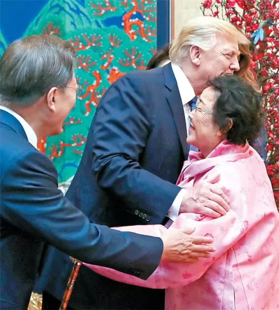 <사진>위안부 피해 할머니 안아주는 트럼프