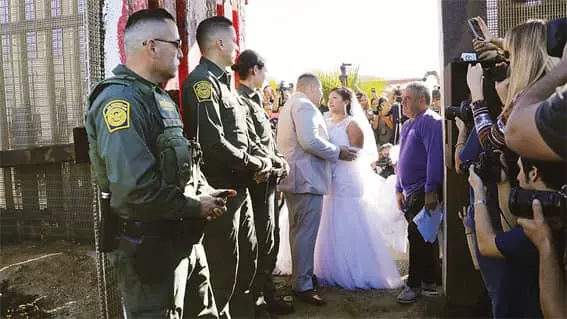 '장벽 없는 사랑’… 국경서 결혼식
