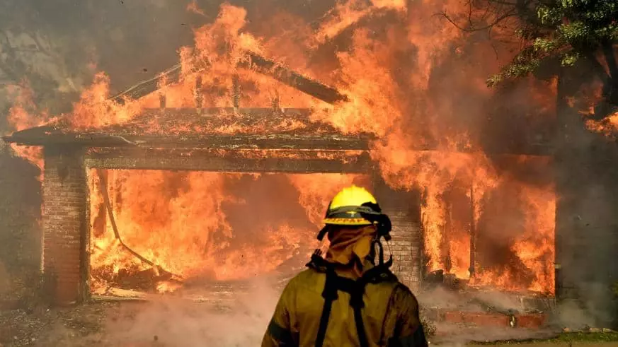캘리포니아 산불로 가옥 1천채 전소