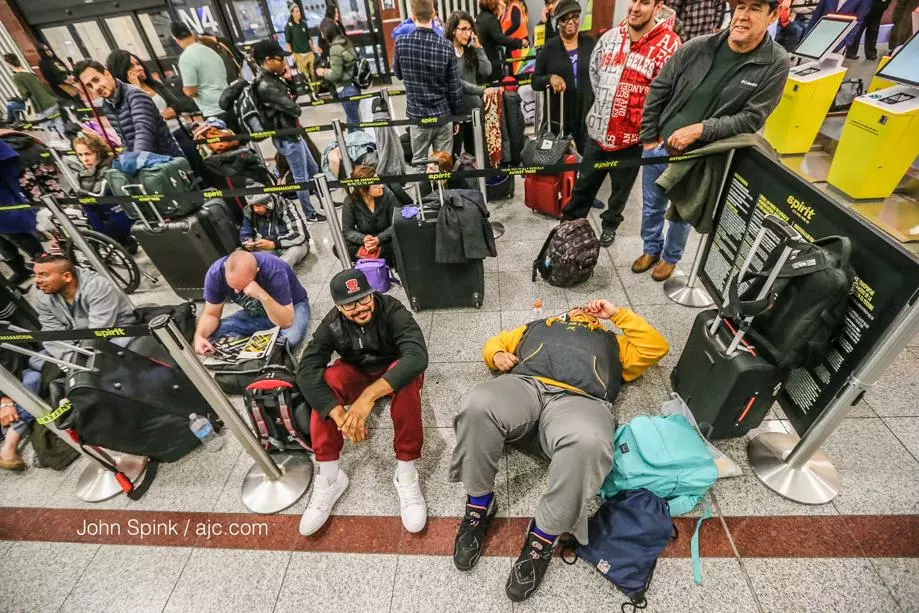 11시간 동안 암흑세계불안한  '세계서 제일 붐비는 공항'