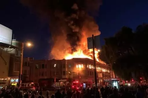 <사진>SF 중심가서 대형 화재...인명피해 없어