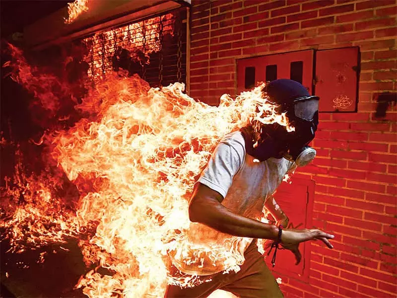 <사진> 불길에 휩싸인 시위대…세계보도사진 대상