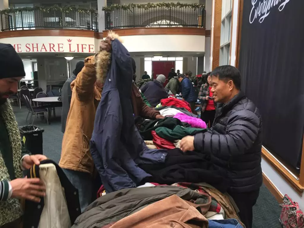 "추운 겨울 따뜻하게" 디딤돌 선교회 자켓 나눔 행사