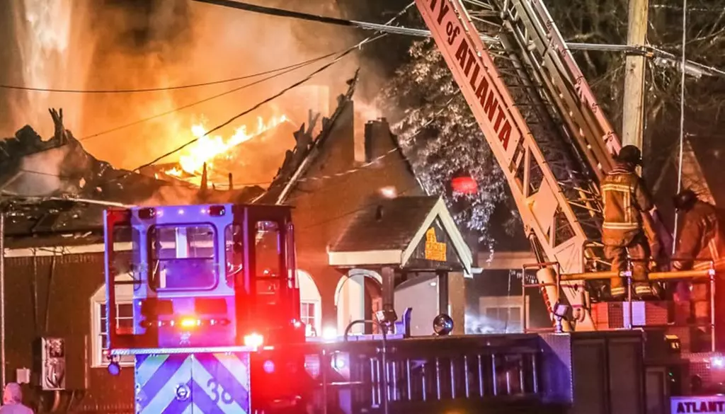 유명 바비큐 식당 새벽 화재로 전소