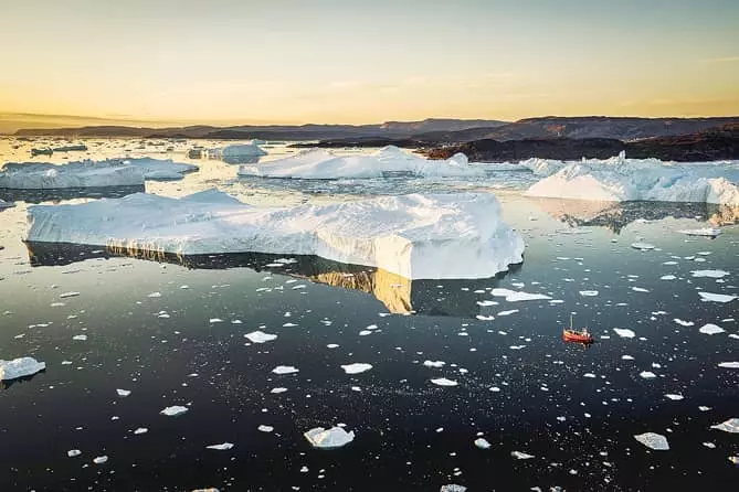 뚝뚝 떼어 만든 손수제비 같은 빙하의 바다‘일루리삿’