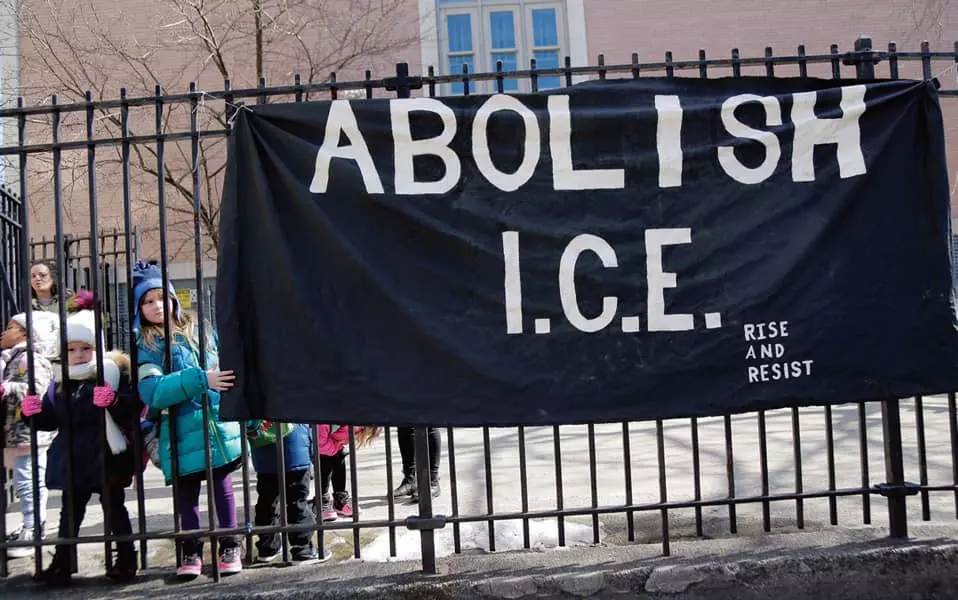 “경찰·교도관들이 ICE 정보원 역할”