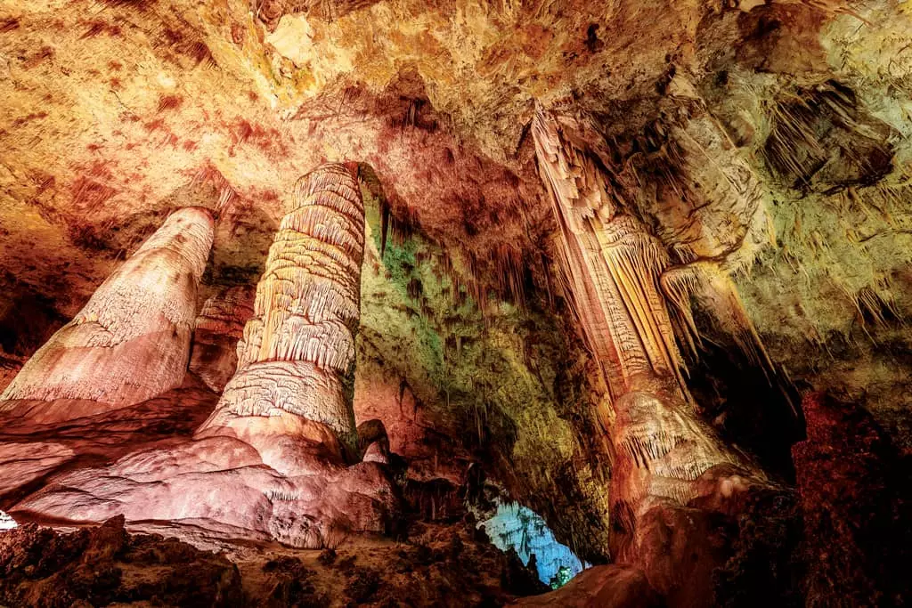 ‘탄성’자아내는 종유석 동굴과 거대 암각상…