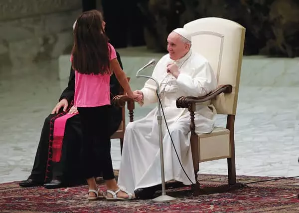 강론 중 단상 올라 활보한 소녀에  교황, 웃으며 “그대로 놔두세요”