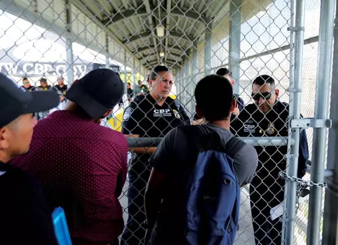 중미 이민자들“기다림에 지쳤다” 멕시코 국경 다리 점거·농성