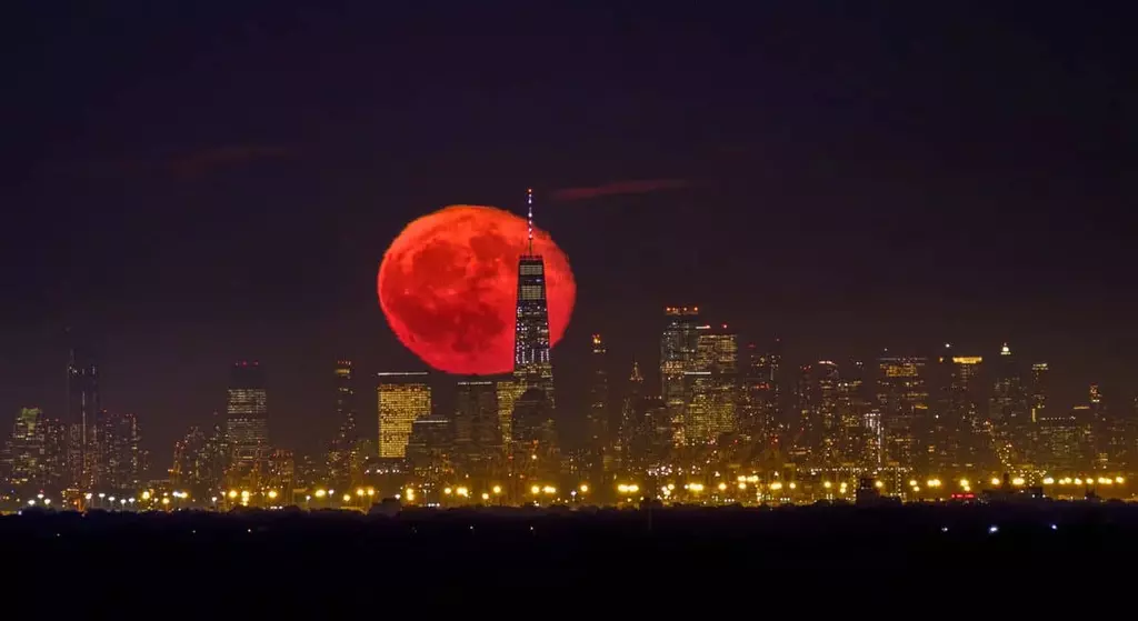 붉게 물든 맨해턴의 달