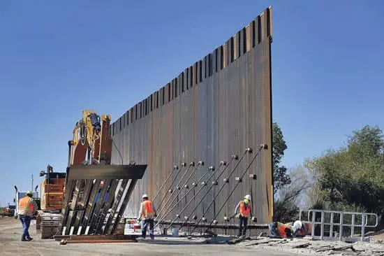 트럼프 국경장벽 건설 강행