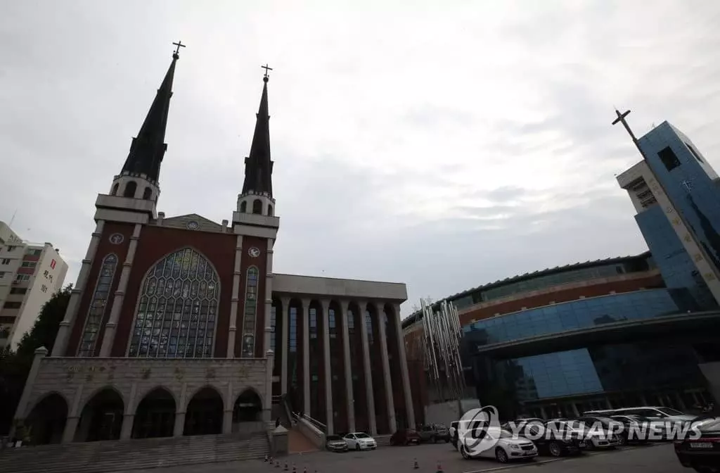 서울 명성교회 부목사 코로나 확진… “2천명 함께 예배봐”