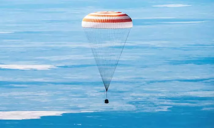 ISS 우주인들 태운 소유스 우주선 귀환 캡슐