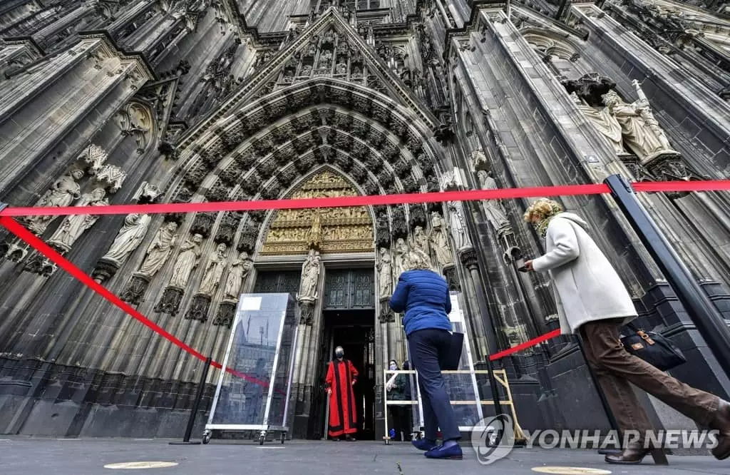 코로나19로 닫혔던 문 열어 놓은 독일 쾰른 대성당