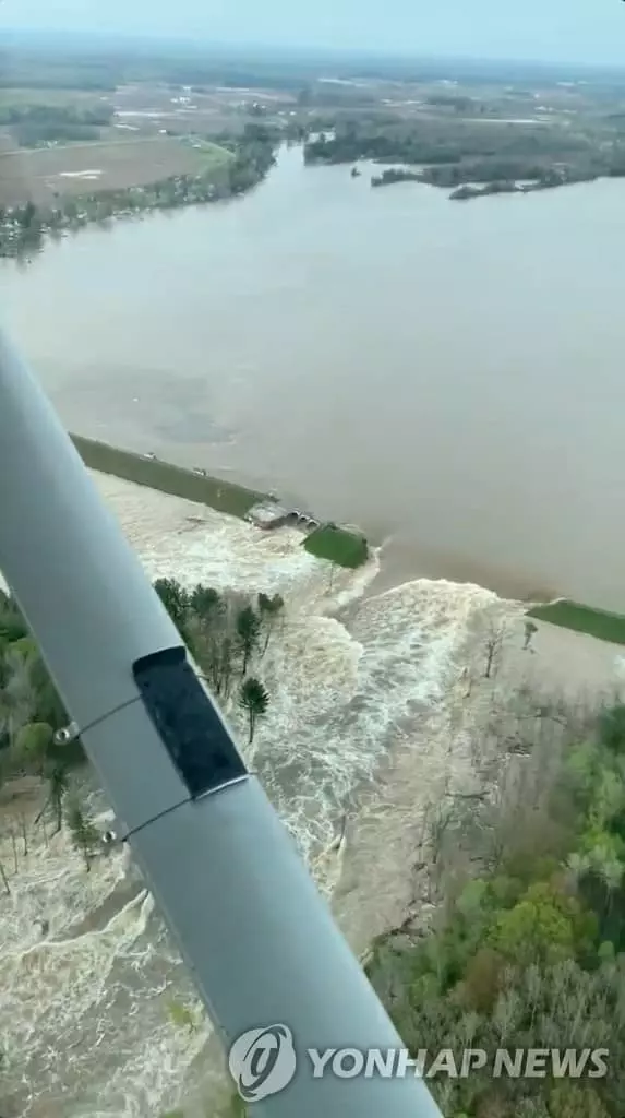미시간주 폭우로 댐 2곳 범람·유실 1만명… 대피령