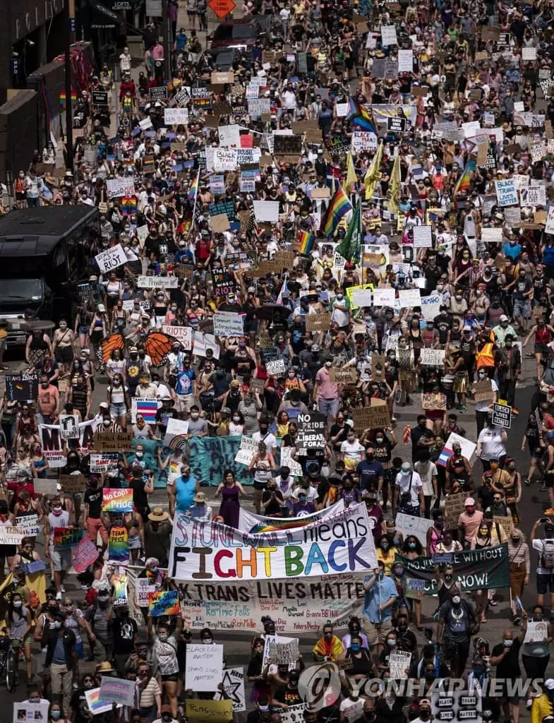 성 소수자 인권ㆍ인종차별 규탄 행진 벌이는 미국 시위대