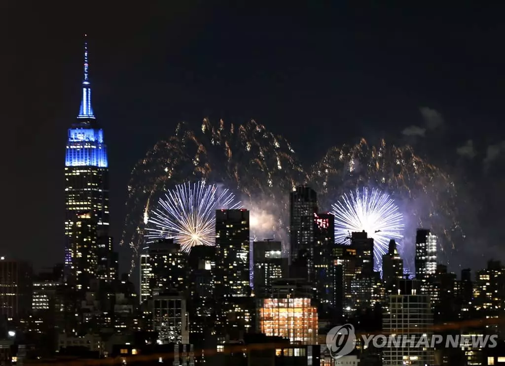 맨해튼 하늘 밝히는 독립기념일 축하 폭죽