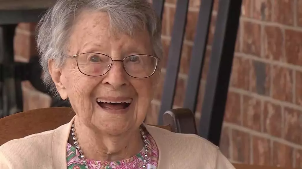 103번째 생일 미 할머니 "평생 지금 같은 난리는 없었다"