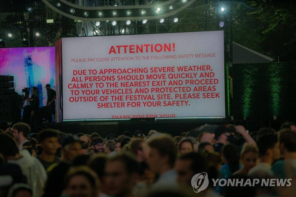폭우로 갑자기 중단된 뉴욕시 홈커밍 콘서트[EPA=연합뉴스]