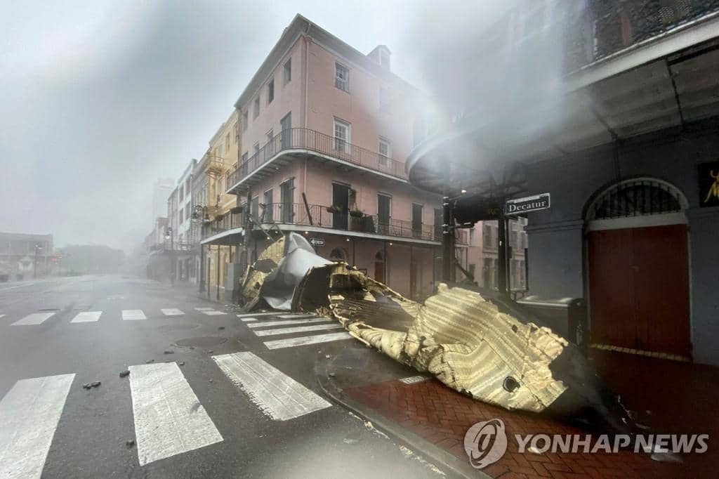  29일 루이지애나 뉴올리언스의 구시가지인 프렌치 쿼터의 거리에서 허리케인 
