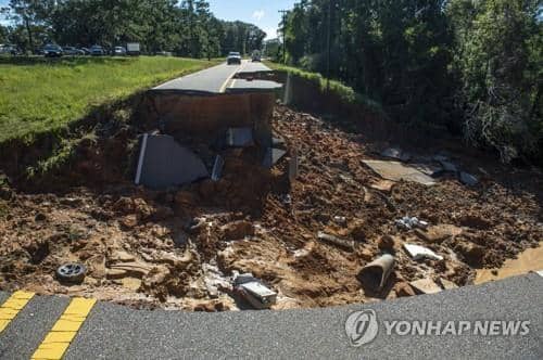 허리케인 아이다가 뿌린 폭우에 유실된 고속도로[The Sun Herald via AP=연합뉴스]