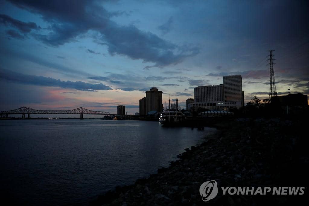 대규모 정전에 불이 꺼진 뉴올리언스[로이터=연합뉴스 자료 사진]