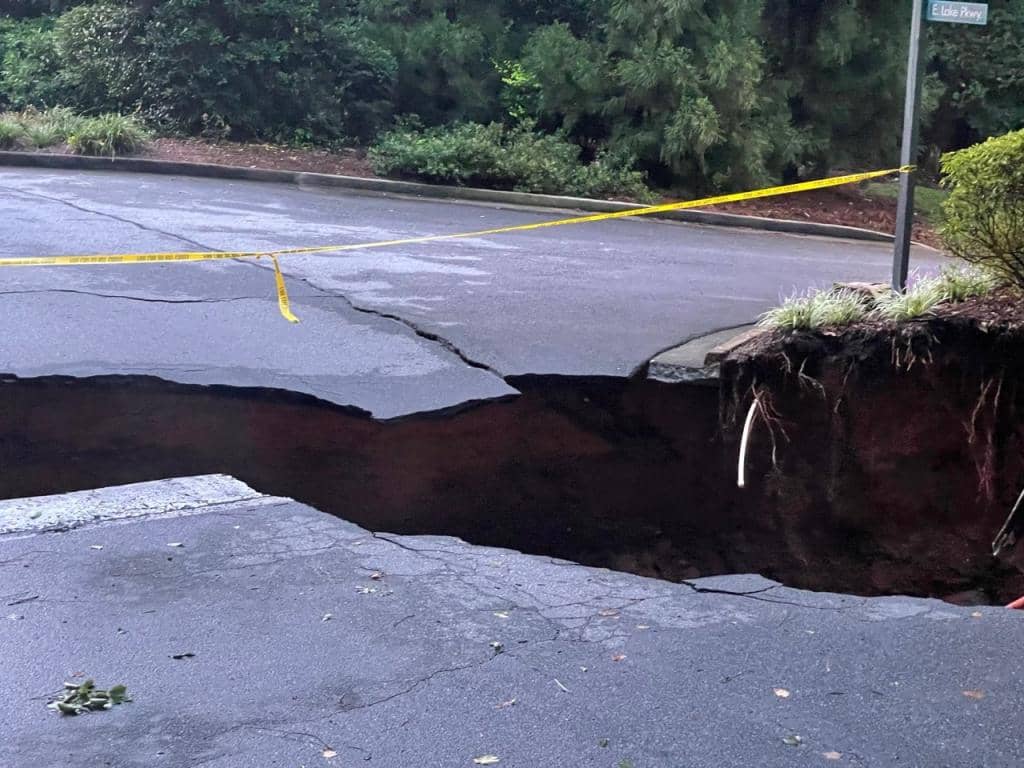 폭우로 도로 붕괴[출처=WSBTV]