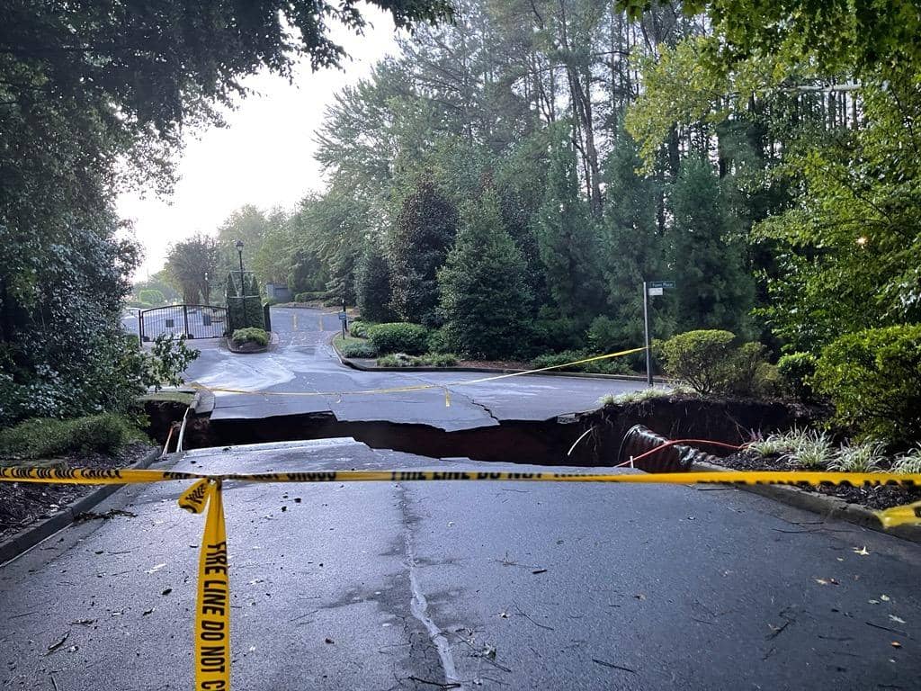 폭우로 도로 붕괴[출처=WSBTV]