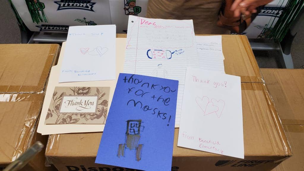 마스크를 전달받은 베네필드초 학생들이 감사편지를 만들었다.