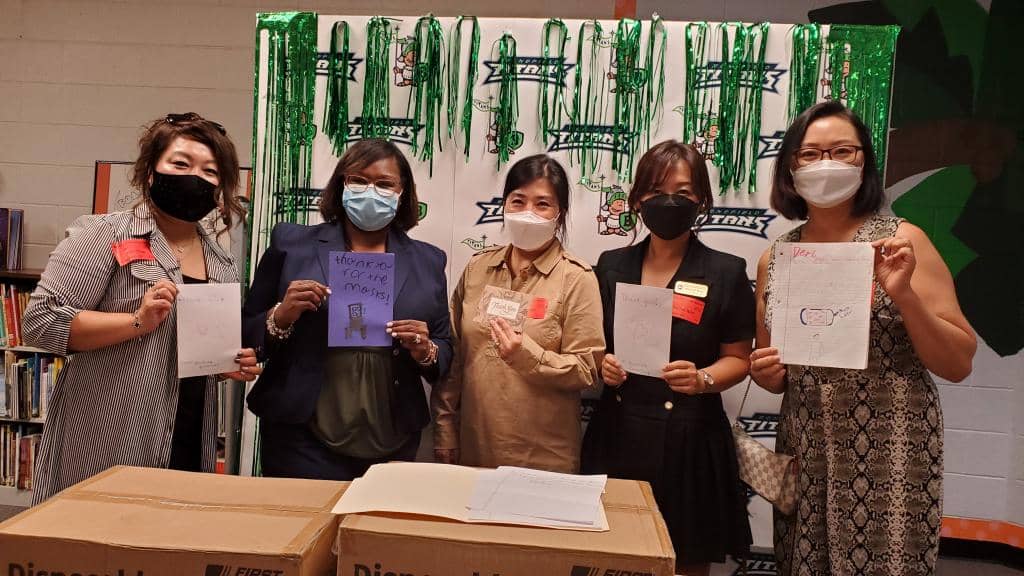 베네필드초 손다 스티븐스 교장과 부동산협회 임원들이 학생들이 쓴 감사편지를 들고 있다.