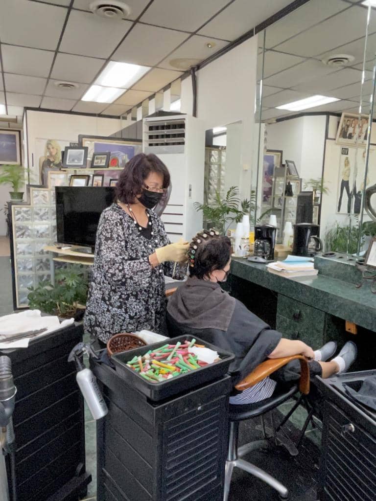 나복순 원장이 머리를 손질하고 있다.