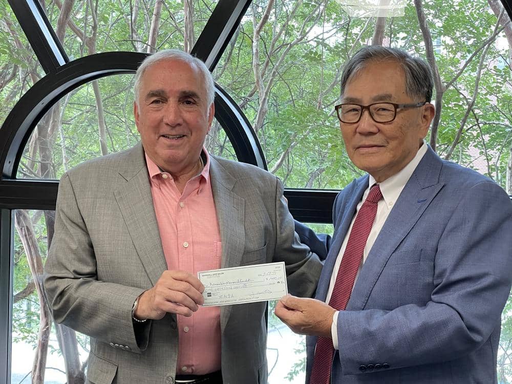 박선근 회장이 잔 틸렐리 전 주한미군사령관에게 나 부부의 기부금을 전달했다.