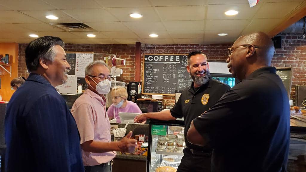 김백규 위원장과 이초원 이사가 노크로스시 크레이그 뉴턴 시장과 로버트 브로드 부서장과 이야기를 나누고 있다.