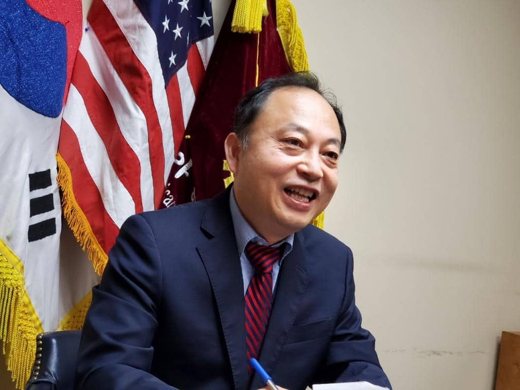 한국서 MOU 체결을 진행하고 있는 애틀랜타 조지아한인상공회의소 썬 박 기획부회장