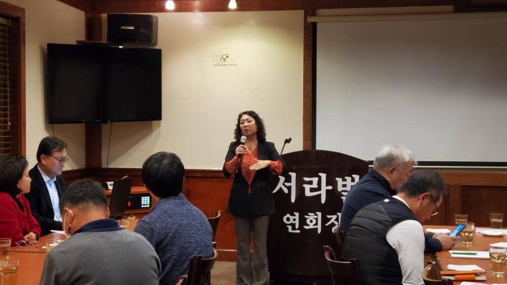 귀넷플레이스몰 커뮤니티 파트너 자문위원인 미셸 강이 공청회의 취지를 설명하고 있다.