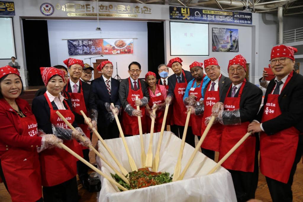 13일 애틀랜타 한인회관에서 열린 제2회 애틀랜타 김치축제에 참석한 단체장들이 김치속 비비기 퍼포먼스를 하고 있다.