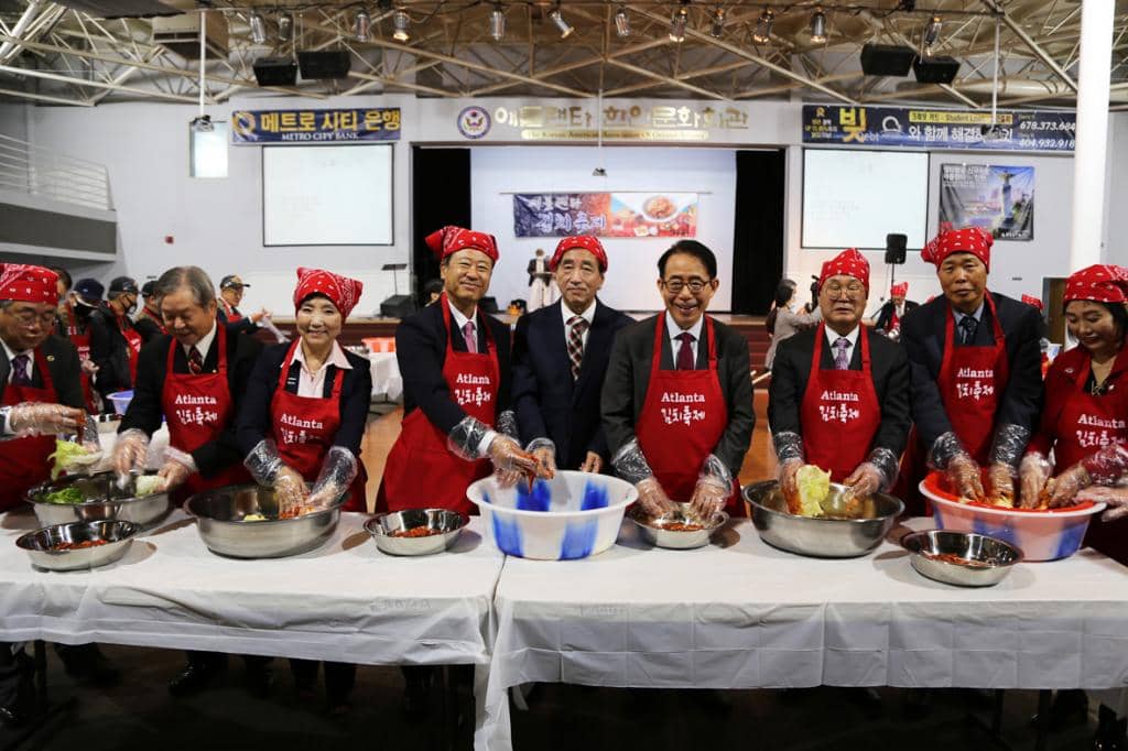 김치축제 참가 주요 인사들이 김치를 직접 담그는 체험을 하고 있다.