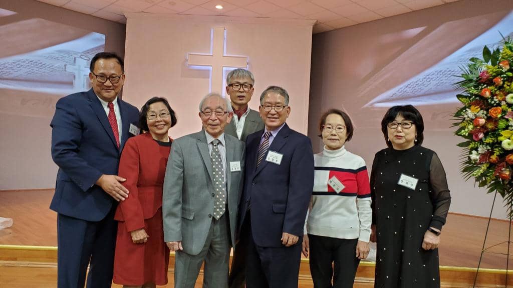 애틀랜타문학회 임원들과 신인문학상 수상자들