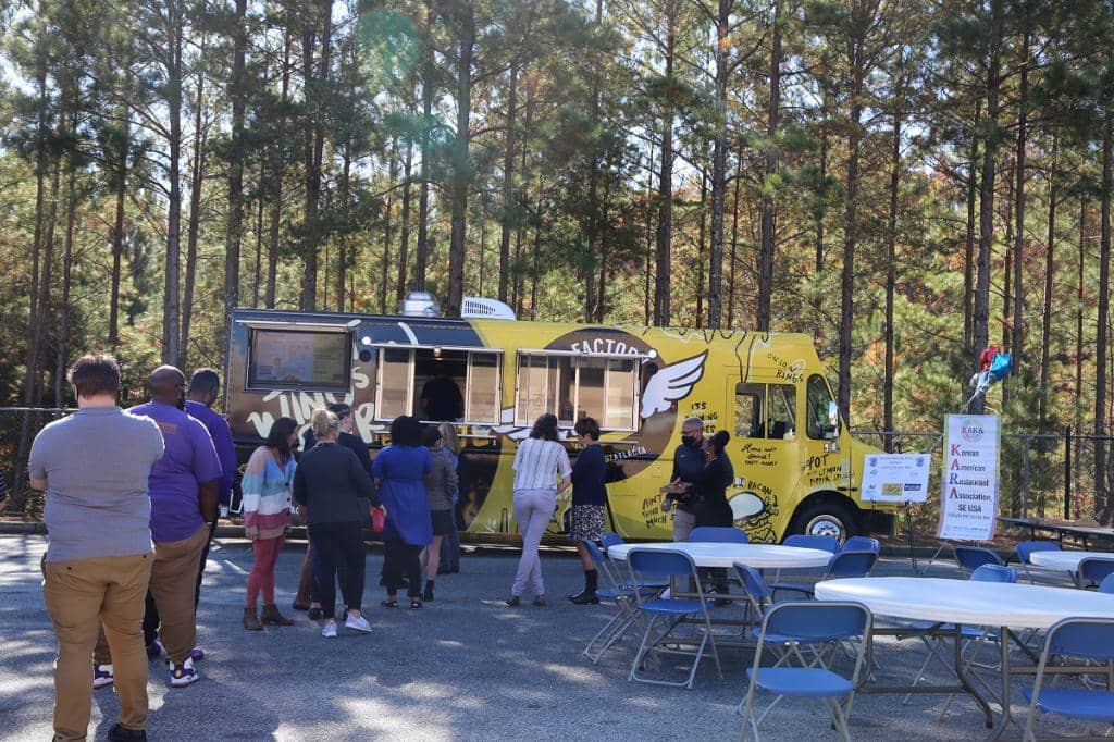 교직원들이 줄을 서서 K-BBQ버거를 기다렸다.