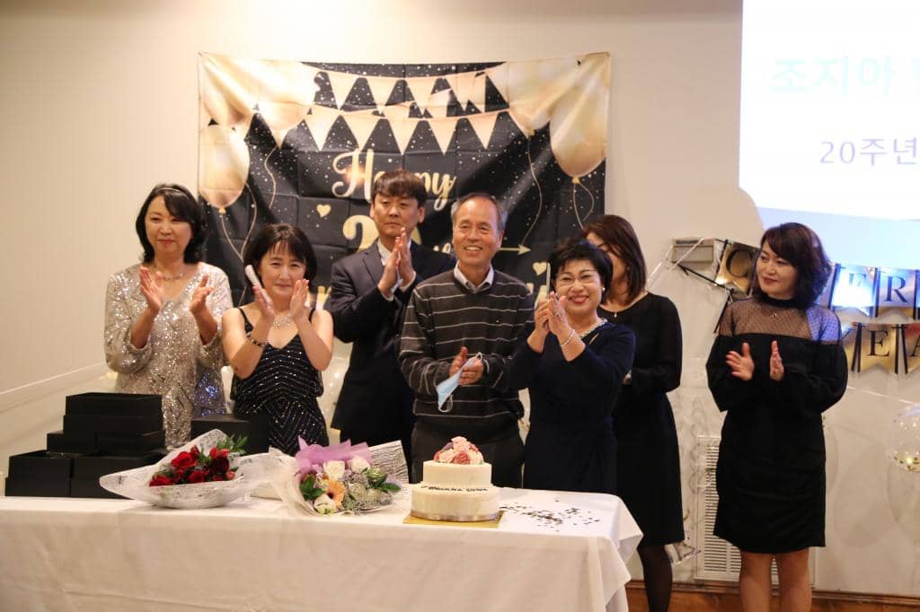 조지아부동산협회 20주년을 기념해 상임이사들이 케이크 커팅식을 가졌다.
