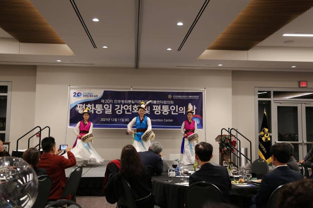 양현숙(가운데) 난타와 버꾸춤 공연