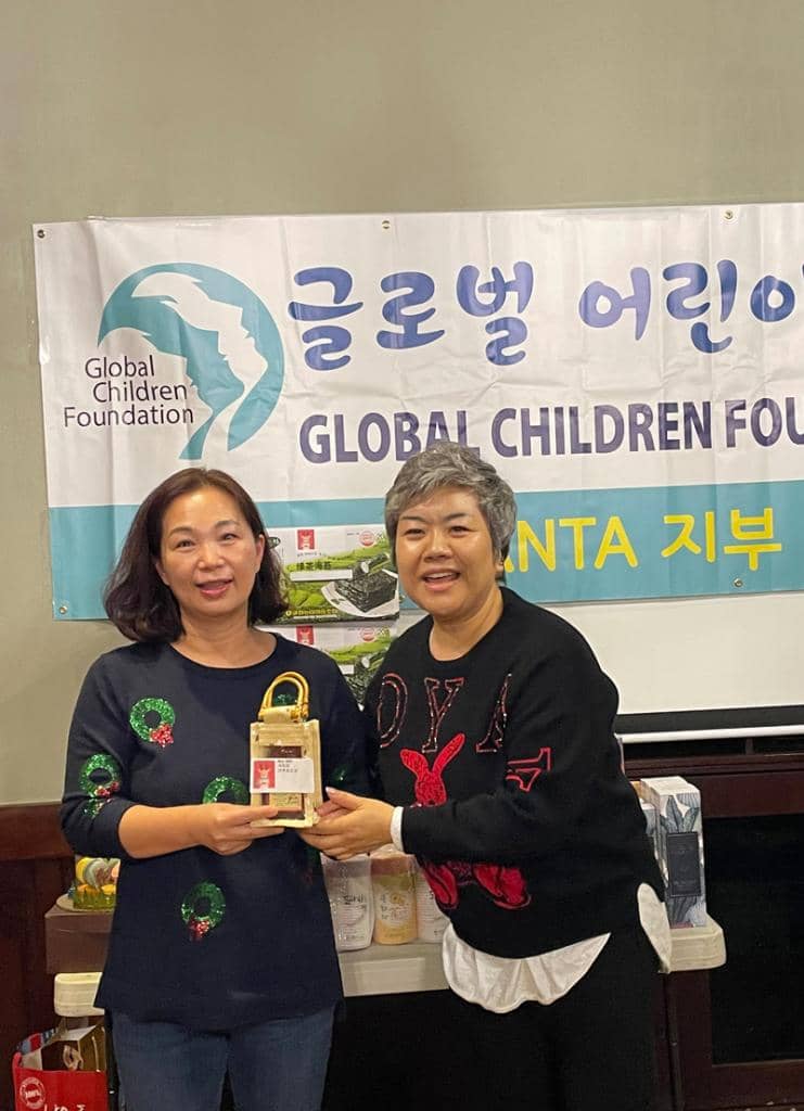 박인순 회장(오른쪽)이 이주희 회원에게 최다리쿠르트 상을 수여하고 있다.