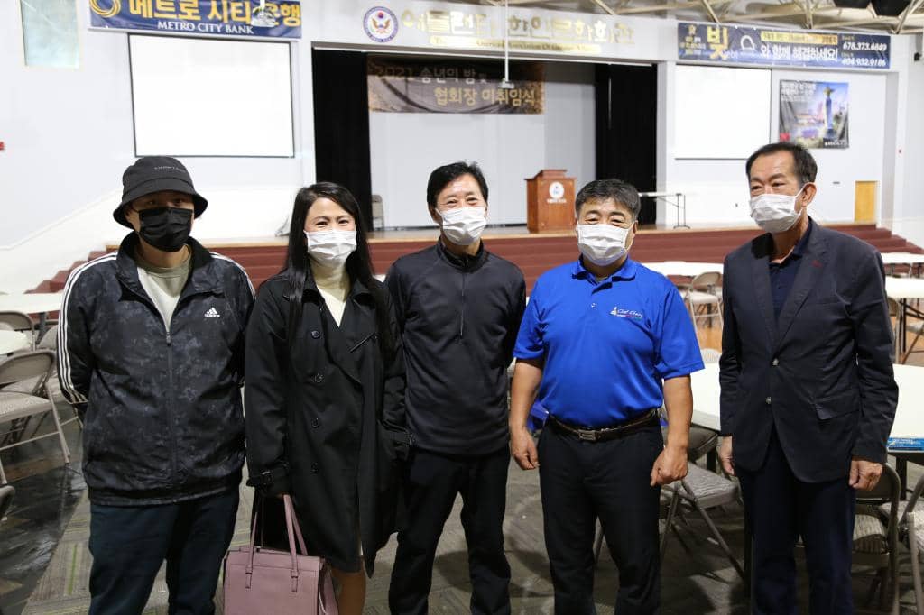 애틀랜타한인회에서 돈을 받지 못한 채권단이 정기총회장에 나와 김윤철 회장의 채무이행을 요구했다.