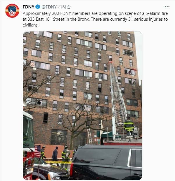 화재가 발생한 뉴욕시 브롱크스의 아파트[뉴욕시 소방국 트위터 캡처]